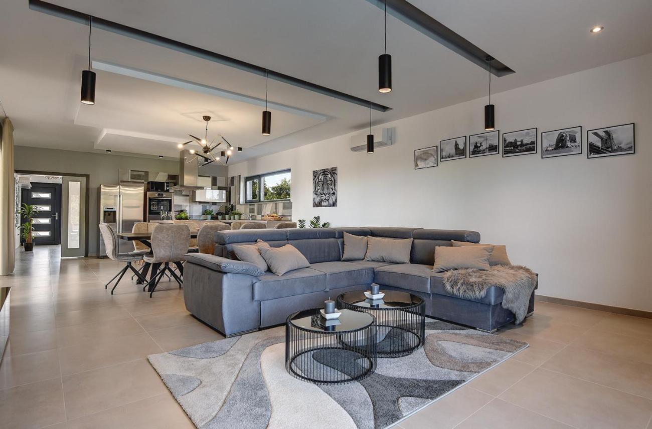 Villa Ula In Pula With Heated Pool And Sauna 외부 사진